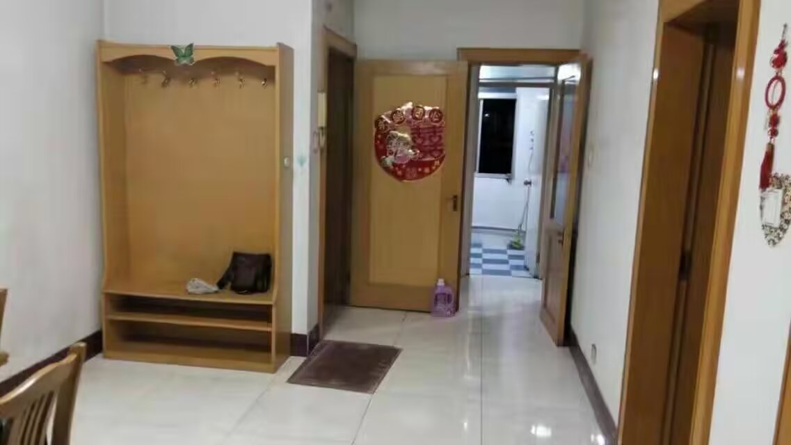 大潤(rùn)發(fā)肯德基往北500米路東，三里河路15號(hào)號(hào)