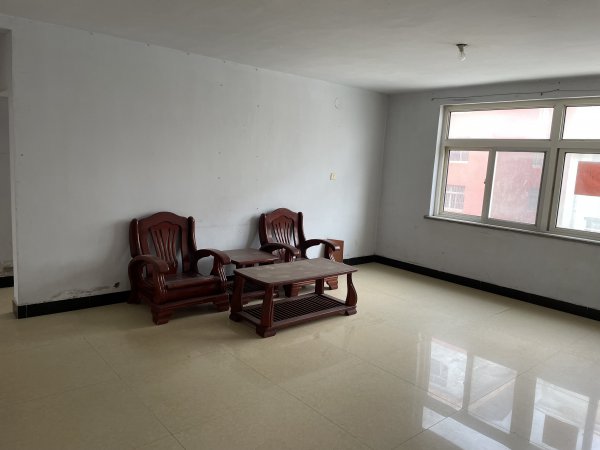 出租宋家街小區(qū)住人三樓130平有草屋，三室一廳一衛(wèi)