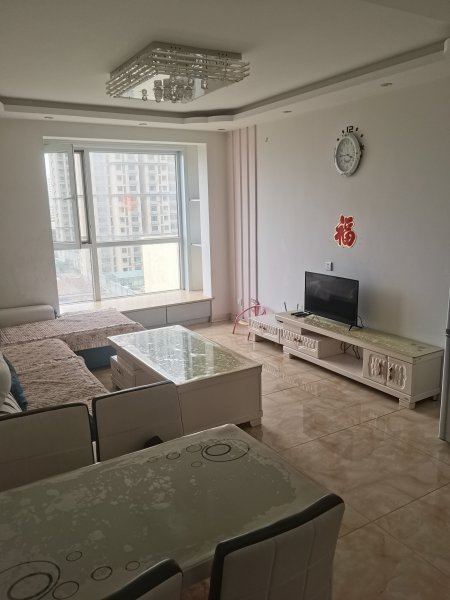 金色年華電梯房出租三室一廳