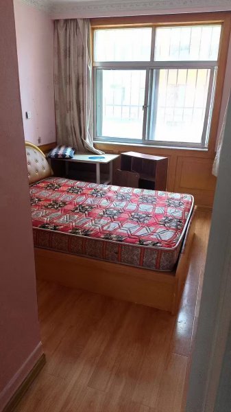 出租燕南街住人一樓118.11平3室家具家電齊全，月租900