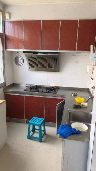出租燕南街住人一樓118.11平3室家具家電齊全，月租900
